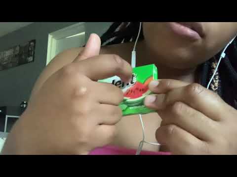 ASMR// Gum Chewing , Mouthsounds and tapping.