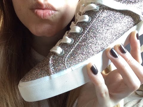 Asmr español. scratching and tapping on my shoes