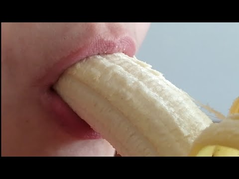 ASMR EAT A BANANA VERY SLOW&VERY CLOSE*Eating sounds*バナナを食べる * 吃香蕉🍌🍌🍌