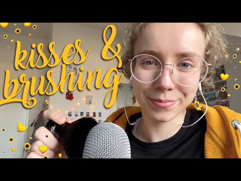 ASMR 💋 || Kisses JUST for YOU 🌻💛 (mouth sounds + mic brushing)