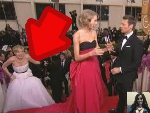 Jennifer Lawrence Photobombs Taylor Swift at Golden Globes 2014 Awards Show !