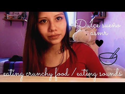 ASMR Español - Eating crunchy food/eating sounds (crispy crunchy granola, greek yogurt and honey)