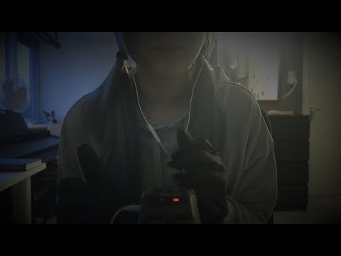 [ASMR] Glove Sounds with some Whispering (dutch)
