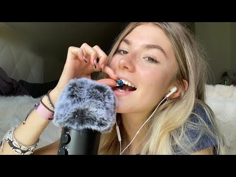 ASMR- Eating Blueberrys + Close Whispering while being sick [german /deutsch]