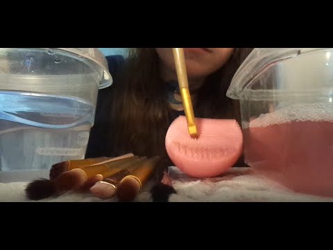 ASMR || CLEANING MAKEUP BRUSHES (water sounds, tingly scratching)