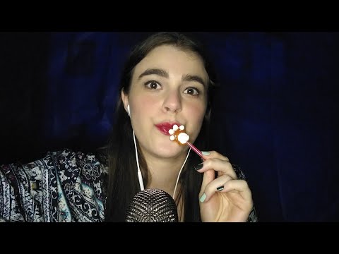 ASMR - Mordendo Um Pirulito 🍭 Em Formato De Patinha 🐾 • Biting A Paw-Shaped Lollipop 🍭🐾