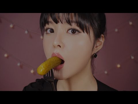 [ASMR] Pickle Eating Sounds w. Casual Whisperingㅣ피클 먹으며 토킹ㅣピクルスを食べながら話す