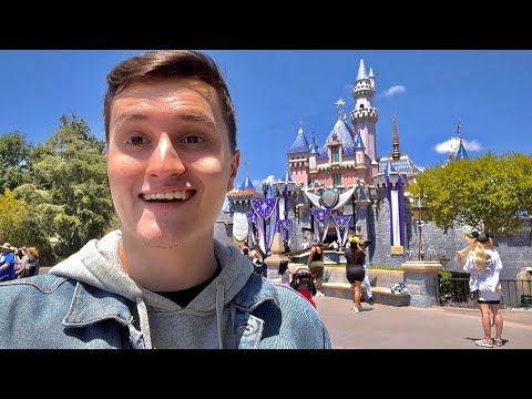 ASMR in Disneyland 🎆💤(asmr in public)
