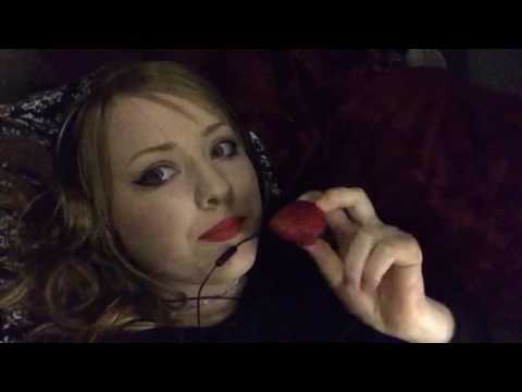 ASMR Eating Strawberries/Mouth Sounds/Squishy Sounds