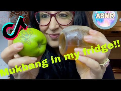 Viral TikTok apple juice bottle CRUNCH 🍏 and other things in my fridge ASMR eating sounds {Mukbang}