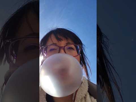 Blowing big bubbles in Public Outside #short #shortvideo #bubblegumpop #bubblegum #bubbleblowing