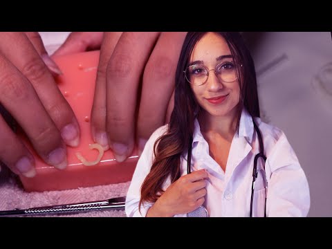 ASMR Português/Portugal | Limpeza de Pele com a Dra. Maya ~ Popping Pimples! (Doctor Roleplay)