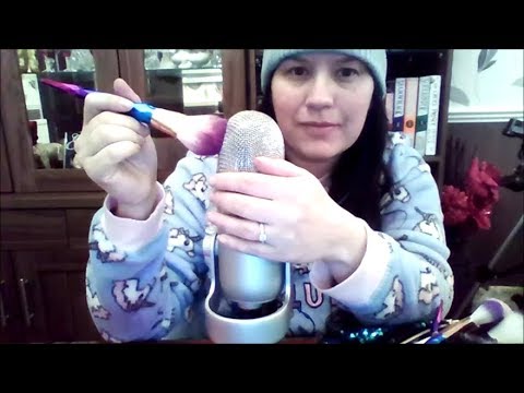 An #ASMR video for those that can't get tingles but want them! Brushing the mic  & Whispering