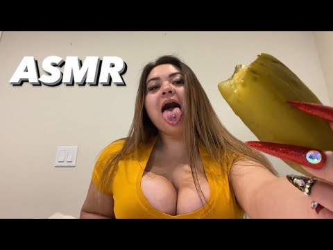 ASMR | TRYING A BIG JUICY PICKLE | CRUNCHY EATING SOUNDS | WET MOUTH SOUNDS