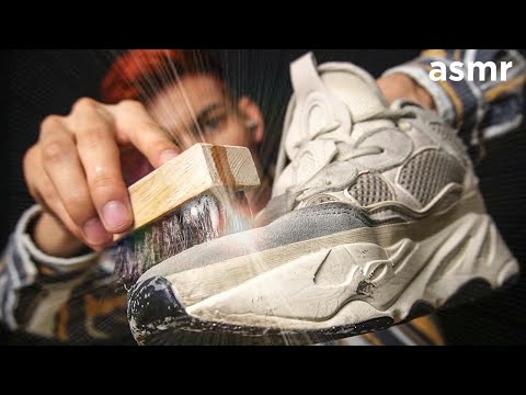 Limpiando mis zapatos en ASMR - Brushing Clean & restore - ASMR Español - ASMR Mol