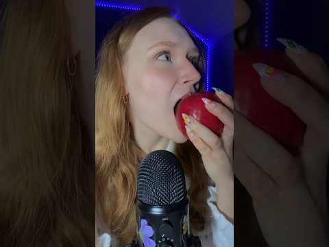 I hope it's not poisoned 🍎😁 new shorts every day💛subscribee 🐝#asmr#eatingasmr#tapping#foodsounds