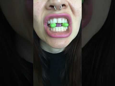 ASMR ✨🍬💚 3X jellybeans squish squash crush teeth crunch satisfying lips sunny mouth sounds #shorts