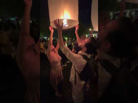 Ano Novo acendendo lanternas na Tailândia para enviar intenções e desejos para o céu 🏮 #shorts