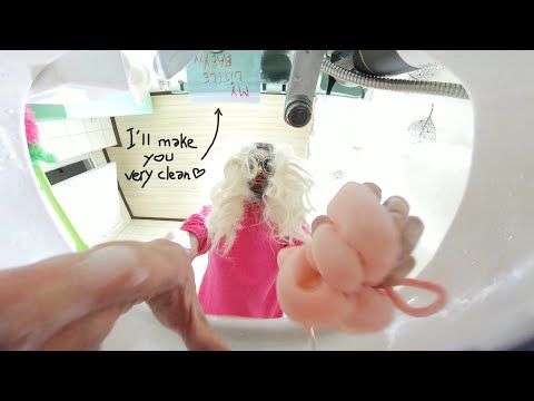 Mum washes little baby 🍼👶 odd ASMR 360 VR 🐣