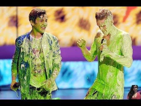 Kids Choice Awards 2014 :Austin Mahone & Cody Simpson Slimed  - Video Review