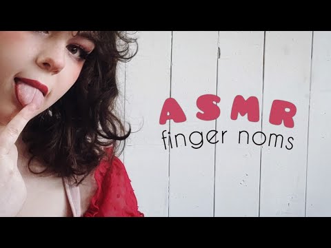 ASMR Finger Licking and Sucking ( finger noms ) 👅❤