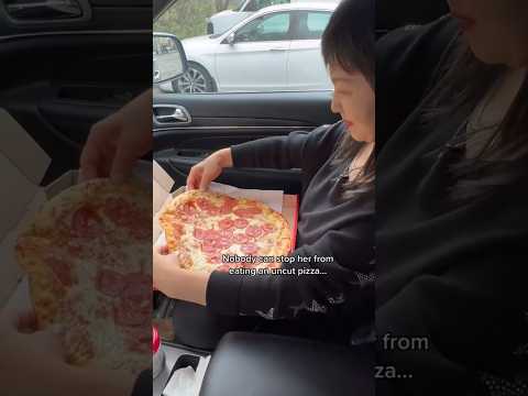 MOM EATING UNCUT PIZZA #shorts #viral #mukbang