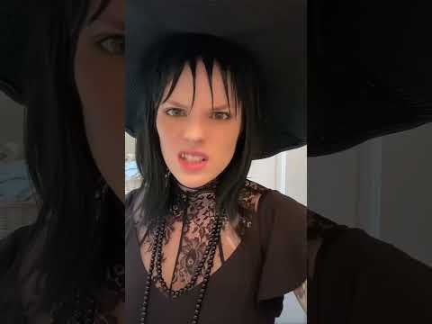 🪲🧃#beetlejuicemovie #beetlejuice #lydiadeetz #lydiadeetzcosplay #gothgirl #vampire #cosplay #goth