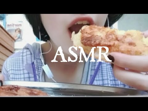ASMR/ eating Show eating bread with eggs