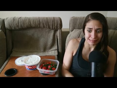ASMR Español: [Eating + Mouth Sounds] Comiendo Fresas con Whipped Topping 🍓