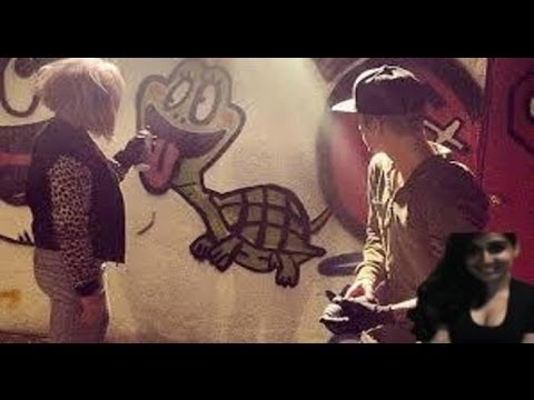 Justin Bieber gives graffiti lesson to Kelly Osbourne !