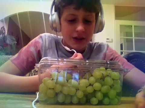 Asmr eating crunchy grapes!!