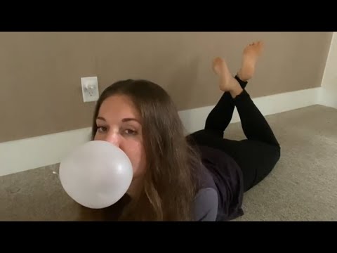 asmr blowing and snapping bubble gum in the feet pose | no talking