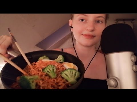 ASMR | Eating spicy noodles (german/deutsch)