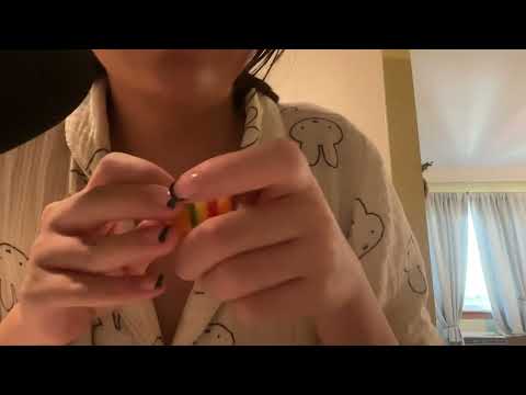 ASMR | eating/chewing on gummies