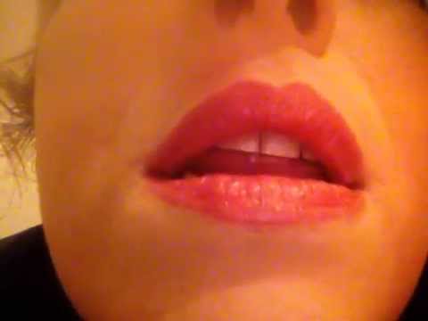 ASMR soft spoken e whispering italiano close up relax mouth sounds