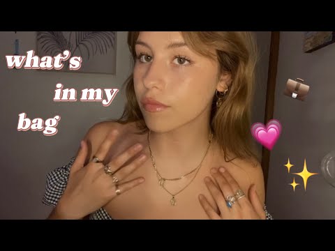 ASMR what’s in my bag 😽💞 (whispering, tapping and scratching)