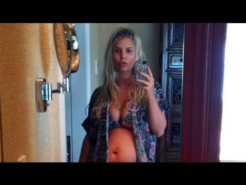 Jessica Simpson Shows Off Some Cleavage In  Hawaii !!!