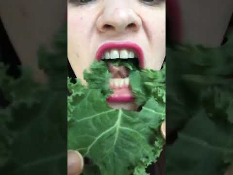 ASMR 🌿 KALE is it a garnish or is it DINNER? Satisfying sunny mouth sounds vegetable #shorts