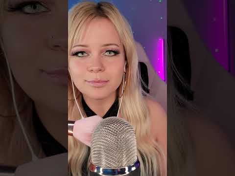 Brushing and Sizzling the🎙️#asmr #micbrushing #fizzy