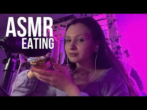 ASMR//EATING & TAPPING