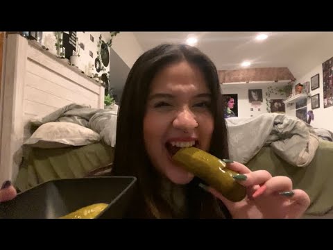 Asmr eating pickles (lots of crunches)
