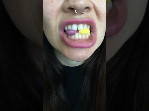 ASMR 🔔😈 JELLYBEAN DOUBLE PURPLE YELLOW CANDY CRUSH LIPS SATISFYING SUNNY SOUNDS MOUTH #shorts