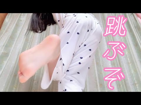 ASMR耳元で足裏の音。歩く、跳ねる、踊る。耳介耳かき、睡眠導入😴barefoot scratching／ear pick with toes／footsteps／sleep help