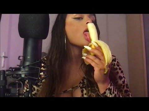 ASMR| HOW TO EAT A BANANA ( tingles, wetmouthsounds, licking) 👅😊