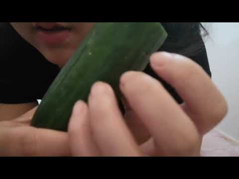 Asmr eating licking cucumber (requested) eating vegetables 🥒💋👄 eating mouth sounds