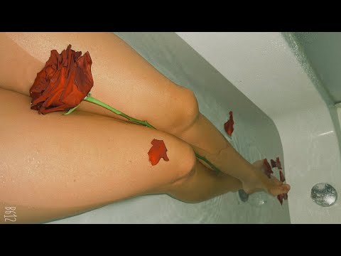 Женские ножки в ванной/ ванная с лепестками роз