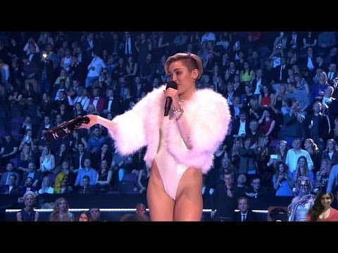 Miley Cyrus Singing Performance Bangerz Concert in Atlanta  Live Show - Video Review