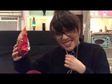 ASMR SHOWING YOU ICONIC AMERICAN SNACKS/ crinkles/ tapping/whispering