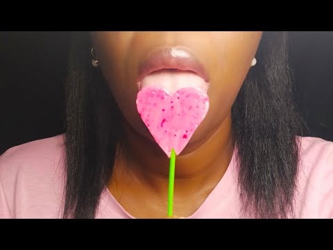 ASMR Comiendo una paleta de corazón 💗  lollipop 🍭 sonidos de boca 👄👂😴💤