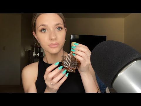 ASMR| MOUTH SOUNDS WITH LIGHT TAPPING AND HAND MOVEMENTS